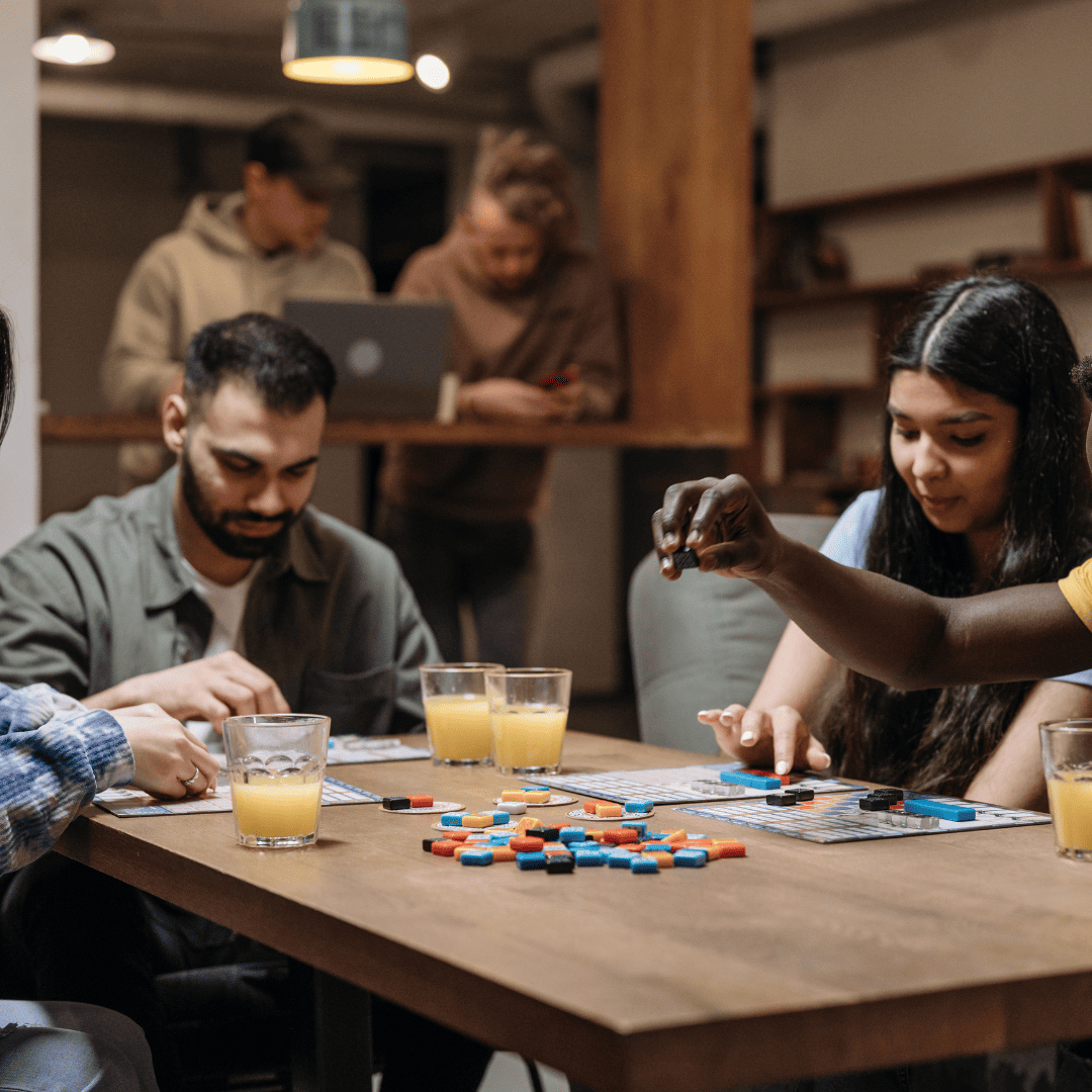 Tim Boardlithyea berdiskusi dengan klien